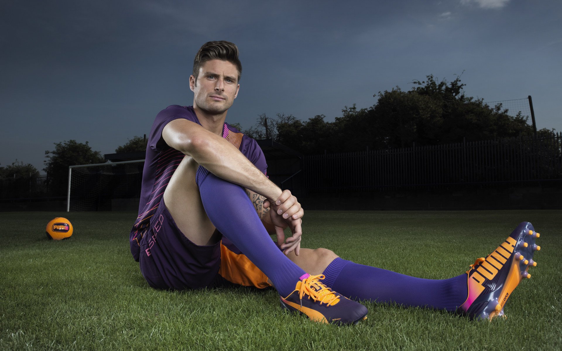 _夜色篮球对抗：灯火通明中的速度之战_，夜光篮球实战视频