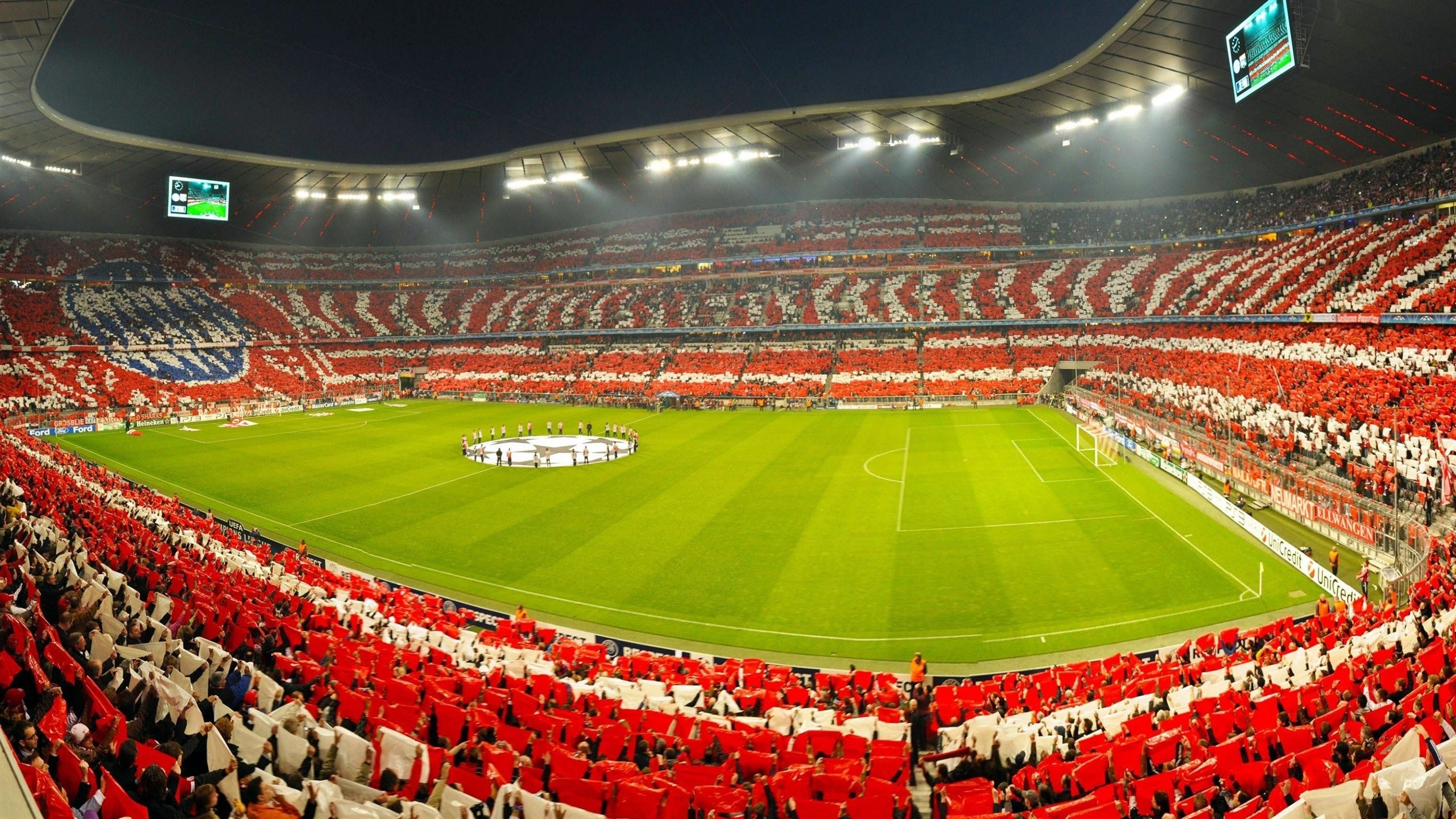 球场“绝美配合”：默契十足的团队协作秀，球场搭配